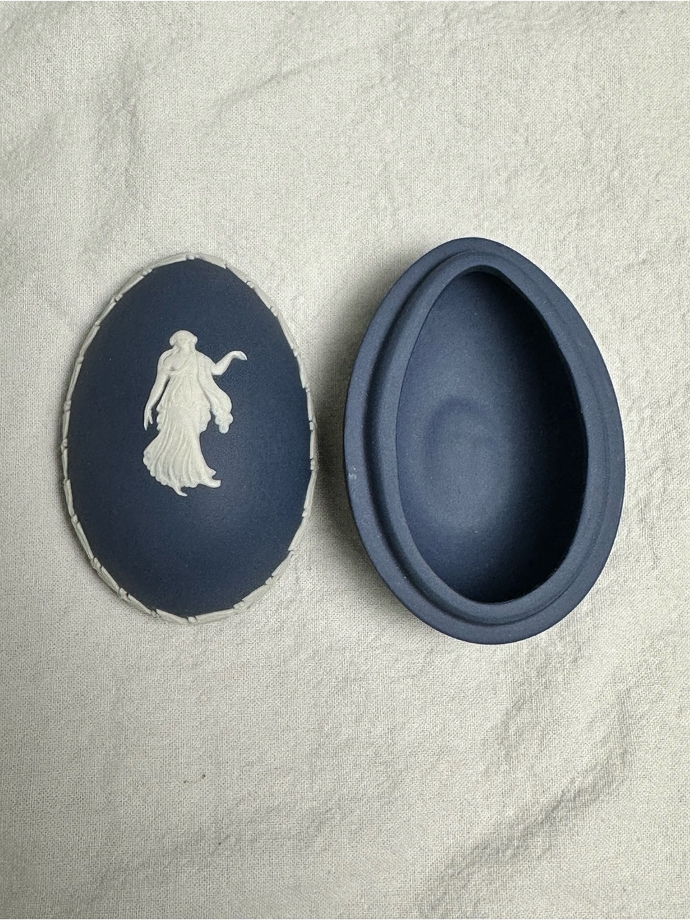 VTG Wedgwood Blue Jasperware Egg Trinket Box -White Relief Dancing Hours Goddess - Picture 4 of 8